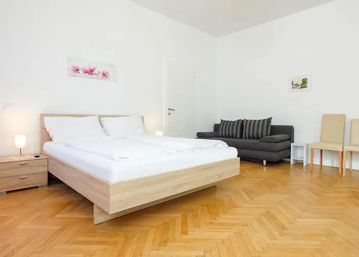 Che Apartment *